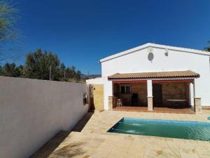 une maison blanche avec une piscine en face de celle-ci dans l'établissement Villa La Hojilla relax o trabajo, à Cantoria