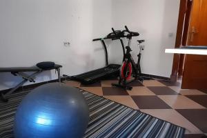 une salle de sport avec un ballon d'exercice et un vélo d'appartement dans l'établissement Villa La Hojilla relax o trabajo, à Cantoria