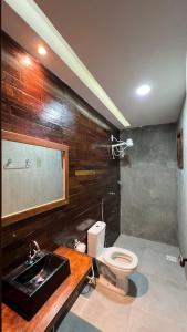a bathroom with a toilet and a sink at Apartamento Beira Mar Preá in Prea