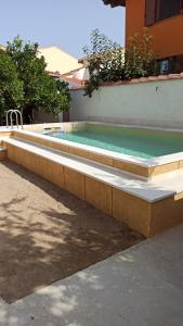 basen w budynku z basenem w obiekcie Bbsupottai w mieście Cabras