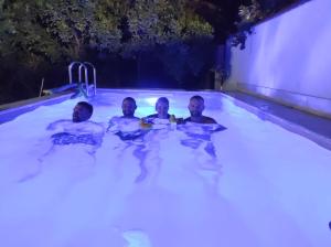 un gruppo di persone in una piscina di notte di Bbsupottai a Càbras