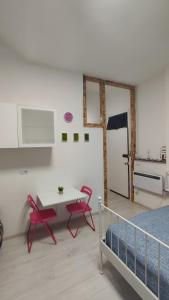 1 dormitorio con 1 cama, mesa y sillas en Monolocale Studio Flat en Perugia