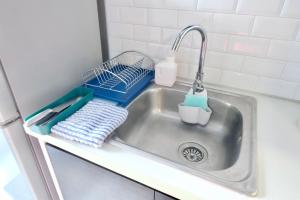 a kitchen sink with a dish drying rack next to it at 7min BKK airport - free pick up - malls nearby in Bangkok