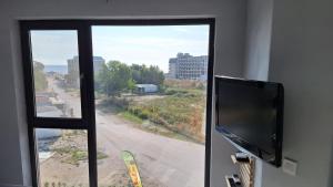クラネヴォにあるBeach apartments Emaの通りの景色を望む窓(テレビ付)