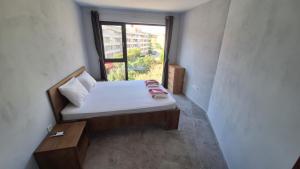 クラネヴォにあるBeach apartments Emaのベッドと窓が備わる小さな客室です。