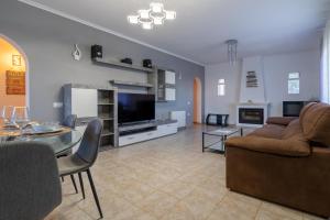Televízia a/alebo spoločenská miestnosť v ubytovaní Villa La Deseada