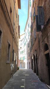 une rue vide dans une ruelle entre deux bâtiments dans l'établissement Monolocale Studio Flat, à Pérouse