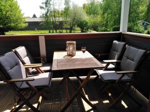 a table and four chairs on a screened porch with a table and chairs at Tiny Bungalow Visselhövede in Visselhövede