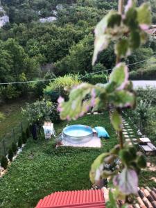 uma vista para um jardim com uma mesa de piquenique em Haus Senter 