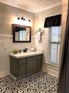 a bathroom with a sink and a mirror at Vintage Grove in Clermont
