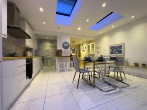 a kitchen and dining room with a table and chairs at Mark Road Villa in Oxford