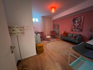 Der Salon Hostel في فيينا: غرفة معيشة مع أريكة وطاولة