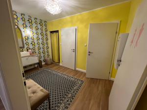 Vannas istaba naktsmītnē Der Salon Hostel