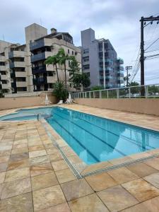 an empty swimming pool with buildings in the background at Apartamento da Martha in Ubatuba