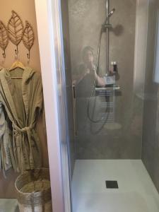 Wargnies-le-Grand的住宿－Suite Terracotta : Gîte de charme en Avesnois，一个人在淋浴里拍自己的照片
