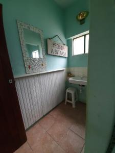 a bathroom with a sink and a mirror and a sink at Embu Manacás da Serra in Embu