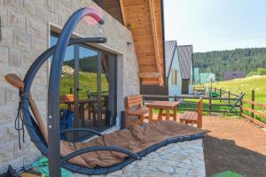 une aire de jeux en face d'un bâtiment avec une table dans l'établissement Guest House Max, à Žabljak