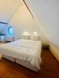 1 dormitorio con 1 cama blanca en el ático en Down Town Spacious Loft with Private Parking, en Bruselas