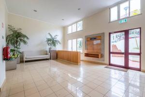 een lobby van een ziekenhuis met een wachtkamer bij Sarah's Apartment by GALMI in Caniço +13 foto's