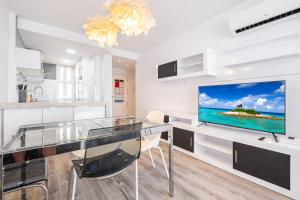 Kuchyňa alebo kuchynka v ubytovaní Loix Mar 11-E Apartment Levante Beach