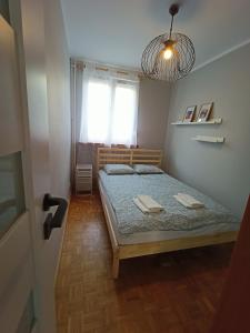 Apartament Widok في شفييدبودجين: غرفة نوم عليها سرير وفوط