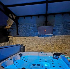 Fotografie z fotogalerie ubytování The Stonehouse Suites with Private Bath Spas v destinaci Limassol