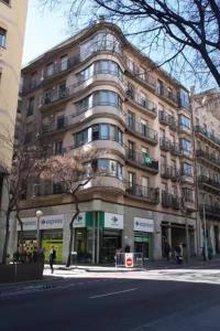 バルセロナにあるSagrada Familia Apartment 265の大通り側の大きな建物