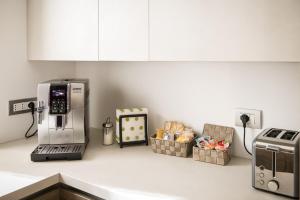 a kitchen counter with a coffee maker and a microwave at Luna Nuova in Tirano