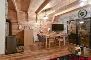 une salle à manger avec une table et une cheminée dans l'établissement Guest House Max, à Žabljak