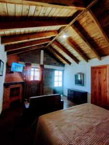 a bedroom with a bed and a desk in a room at Cabañas el Corral del Rayo Huasca in Huasca de Ocampo