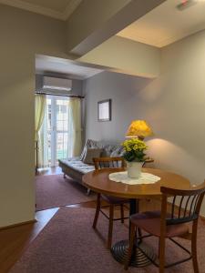 a living room with a table and a couch at Hotel Palazzo Reale in Campos do Jordão