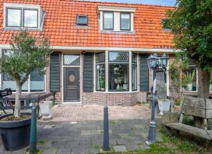 una casa con techo naranja y luz de la calle en Een heerlijke woning op loopafstand van centrum!, en Leeuwarden