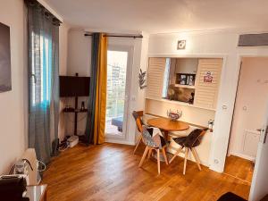- une salle à manger avec une table et des chaises dans l'établissement Ryan Homes - in Apart hotel, La Défense, à Courbevoie