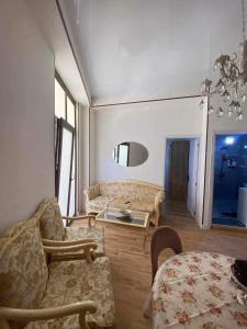 - un salon avec un canapé et une table dans l'établissement My sweet home in Rustavi city 1, à Roustavi