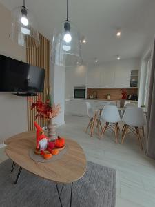 een woonkamer met een tafel met fruit erop bij Apartament z 2 sypialniami - Nova Ludova - blisko 2 jezior in Biskupiec
