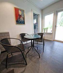 a dining room with a table and chairs at Övernattningsrum i separat gästhus på Sävastön in Boden