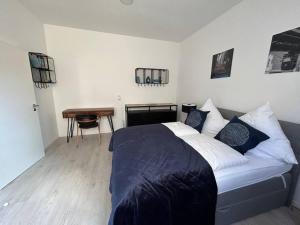 um quarto com uma cama grande e uma mesa em Gemütliche 2-Zimmer Wohnung - Zentral - Netflix em Wuppertal