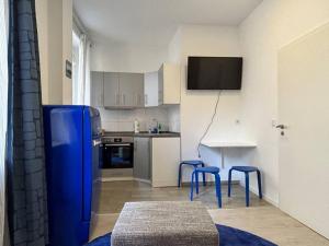 uma cozinha com dois bancos azuis e uma mesa num quarto em Gemütliche 2-Zimmer Wohnung - Zentral - Netflix em Wuppertal