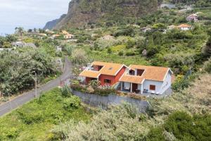 uma vista aérea de uma casa numa montanha em Casa del Mar I by GALMI em Arco de São Jorge