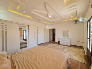 Säng eller sängar i ett rum på Petra Sunset Bed & Breakfast