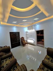 - un salon avec deux chaises et un plafond dans l'établissement Petra Sunset Bed & Breakfast, à Wadi Musa