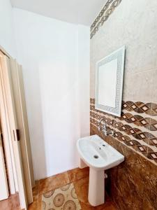 bagno con servizi igienici bianchi e specchio di Petra Sunset Bed & Breakfast a Wadi Musa