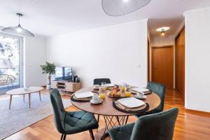 Un comedor con mesa y sillas en Wings Apartment CE by GALMI, en Santa Cruz