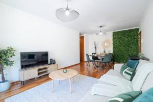 una sala de estar con un sofá y una mesa en Wings Apartment CE by GALMI, en Santa Cruz
