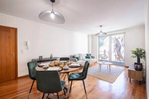 una sala de estar con una mesa y sillas en Wings Apartment CE by GALMI, en Santa Cruz 10 fotos más