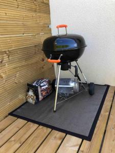 a grill sitting on a mat on a floor at Maisonnette avec terrasse in Argences
