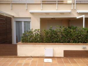 una cassetta postale bianca seduta fuori da una casa di coqueto y acogedor apartamento a Isla Cristina