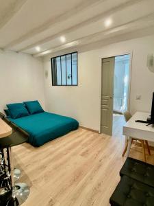 Schlafzimmer mit einem grünen Bett und einem Schreibtisch in der Unterkunft Sydel2 in Paris