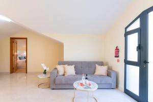 salon z niebieską kanapą i stołem w obiekcie Branco's Apartment by GALMI w mieście Ponta do Sol +18 zdjęć