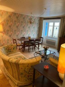 un soggiorno con un divano e un tavolo di Right on the river- 4 bedroom house centre of town ad Aigre